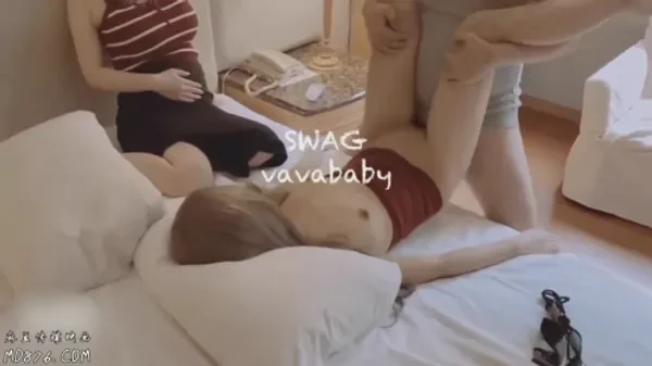 Em gái xinh da trắng mông to, trước khi đi làm khoe người yêu